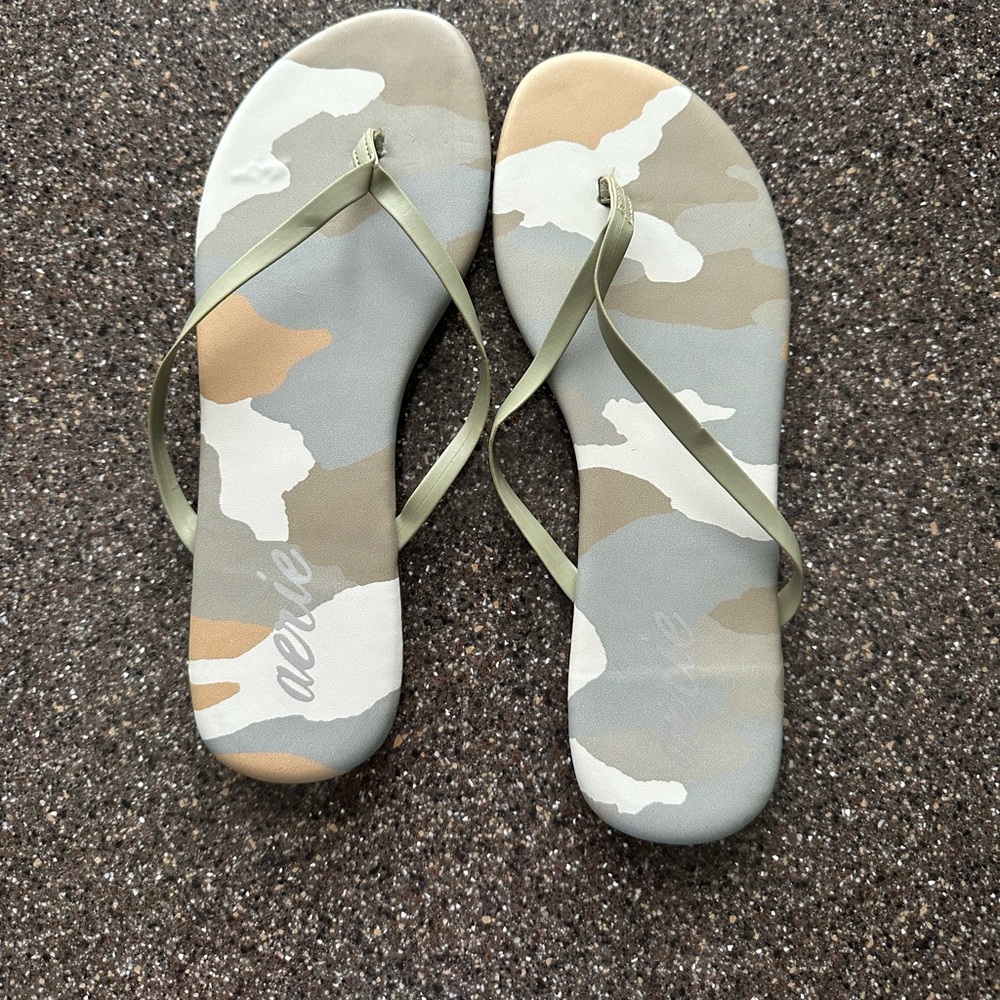 NWOT Aerie Flip Flop. Size 7
